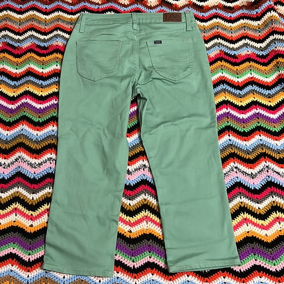 NWT Lee Lady’s Regular Fit Capri Mid-rise. Palm green. Lady’s size 6 M. - Picture 3 of 6